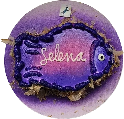 Purple fish-shaped cake with "Selena" text.