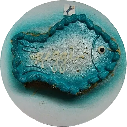 Blue fish-shaped cake with "Keggi" decoration.